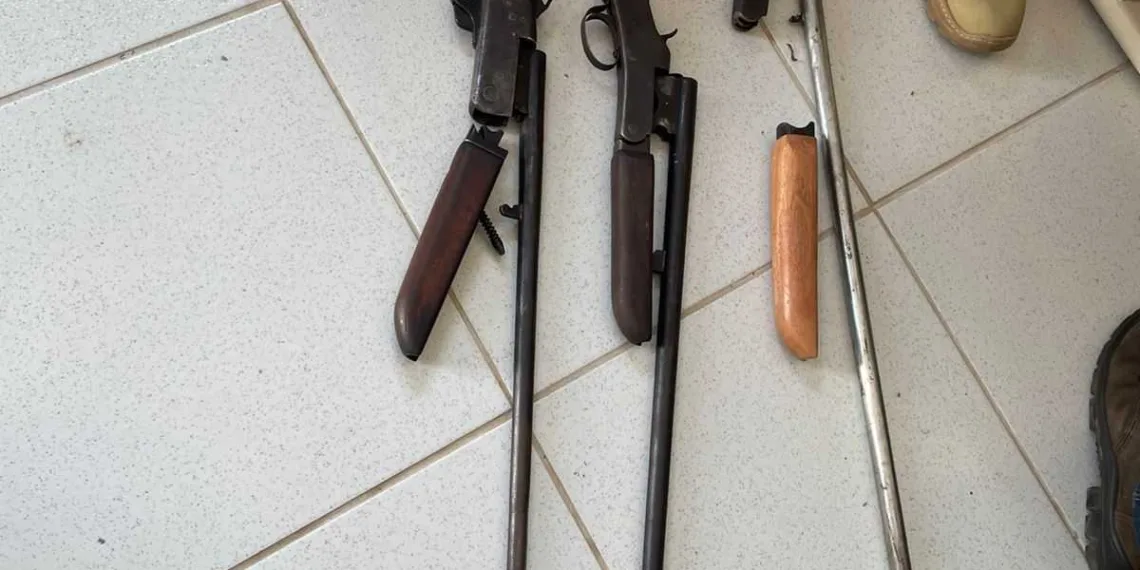 Dupla acusada de invadir casas para roubar armas é presa em Feijó