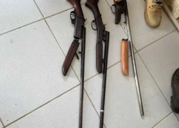 Dupla acusada de invadir casas para roubar armas é presa em Feijó