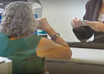 Justiça garante direitos de idosa e limita descontos de empréstimos em conta salário