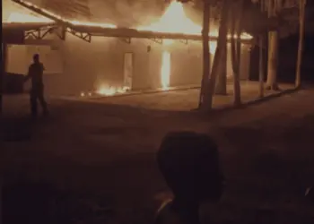 Grave incêndio destrói sede de empresa de água em Senador Guiomard