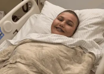 Diagnosticada com câncer em dezembro de 2021, Jéssica Sales realizou todo o tratamento contra o câncer, nos últimos meses, em São Paulo (Foto: Reprodução)