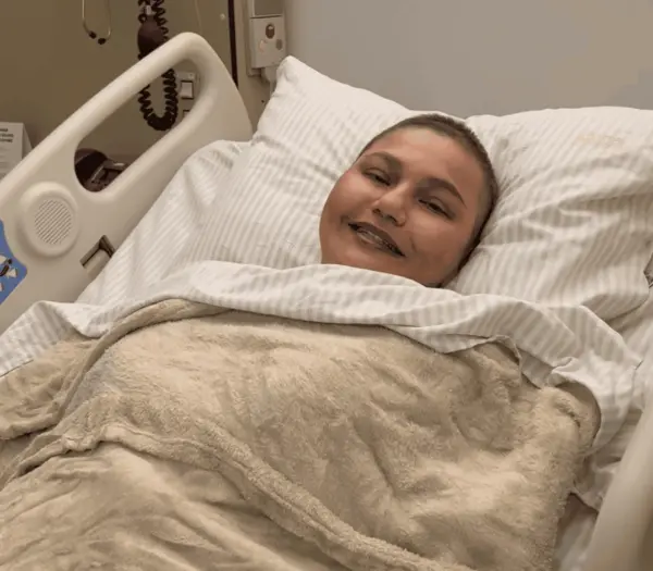 'Deu tudo certo e tô voltando', diz deputada Jéssica Sales após cirurgia de remoção das mamas