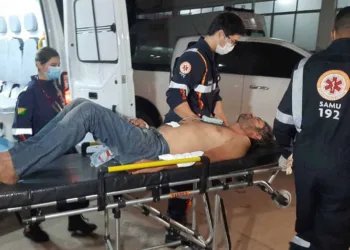 Uma equipe de socorristas do Samu esteve no local e, após prestar os primeiros atendimentos à vítima, a encaminhou ao Pronto-Socorro da capital (Foto: Cedida)