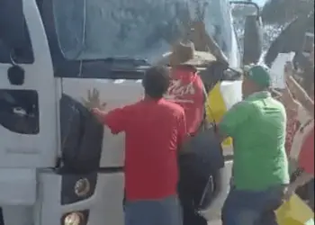 Motorista de caminhão invade bloqueio feito por estudantes da Ufac e quase provoca acidente