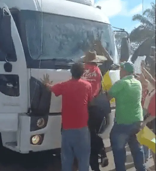 Motorista de caminhão invade bloqueio feito por estudantes da Ufac e quase provoca acidente