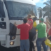 Motorista de caminhão invade bloqueio feito por estudantes da Ufac e quase provoca acidente
