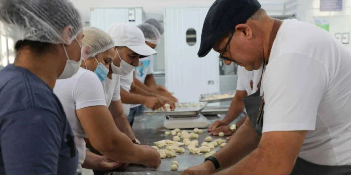 Marcos Gugel, ministrando curso de fermentação natural para alunos, profissionais e empresários de panificação de Rio Branco. (foto: assessoria Sebrae Acre)