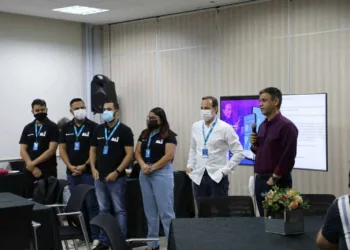 Superintendente do Sebrae no Acre, Marcos Lameira e o diretor técnico Lauro Veiga com os agentes de inovação (ALI). Foto: assessoria