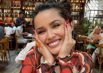 Com look transparente, Juliette é proibida de entrar em igreja em Barcelona: 'Vergonha'