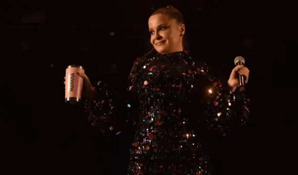 Após 10ª separação de Fernando, Maiara dispara durante show: 'Tá doendo o chifre'