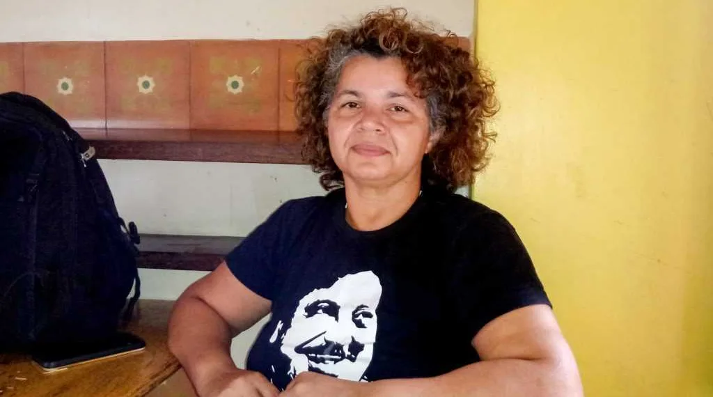 Filha de Chico, Angela Mendes pede que MP investigue vandalismo contra estátua do pai
