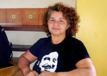 Filha de Chico, Angela Mendes pede que MP investigue vandalismo contra estátua do pai