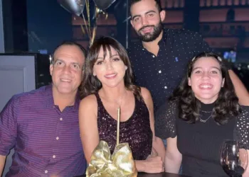 Aniversariante do sábado, 23, Dani Florêncio dividiu as alegrias da data especial com o marido Luís Antônio e os filhos em badalado restaurante na Capital paulista