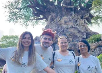 Os jornalistas Tiago Martinello e Brenna Amâncio, na companhia de Ivete Martinello e Marilza Mendes, aproveitaram bons dias de férias em Orlando-EUA