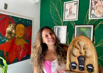 Roberta Marisa é uma das artistas selecionadas no Acre para pintar a réplica de um rádio estilo capelinha dos anos 40