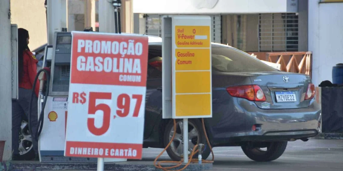 Após redução do ICMS, litro da gasolina é vendido a menos de R$ 6 em postos da capital