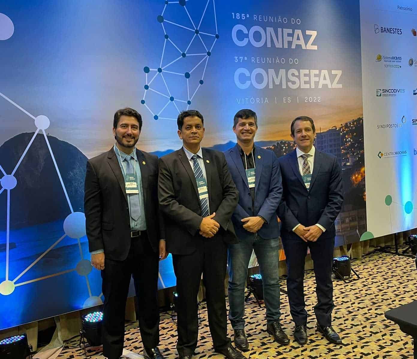 Da esquerda para direita, representantes da Sefaz do Acre: Breno Caetano, Amarísio Freitas e Clóvis Gomes, com o anfitrião do evento, secretário da Fazenda do Espírito Santo, Marcelo Altoé. Foto cedida