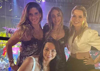 A empresária Mariana Carvalho reuniu grupo de amigos no camarote do Tardezinha, no último dia 25, para comemorar seu aniversário