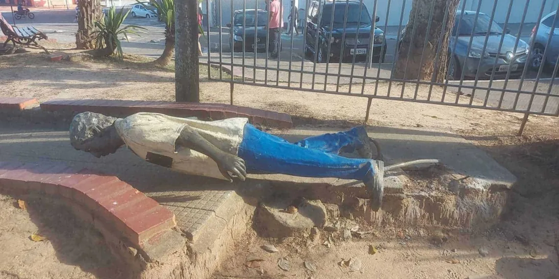 Estátua de Chico Mendes é alvo de vândalos e Polícia investiga o caso