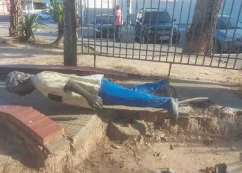 Estátua de Chico Mendes é alvo de vândalos e Polícia investiga o caso