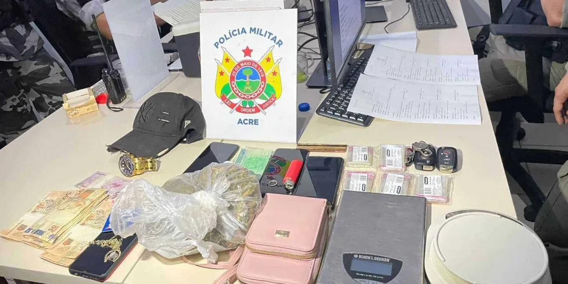 Após denúncia, militares perseguem carro suspeito e prendem quatro pessoas com drogas no bairro Alto Alegre