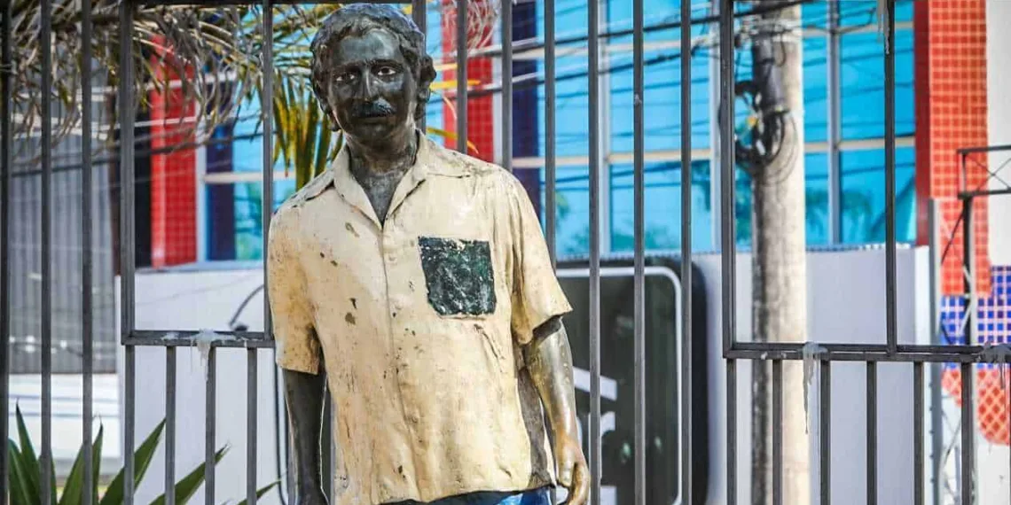Estátua de Chico Mendes é reerguida após protestos e polícia deve investigar o caso