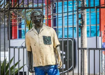 Estátua de Chico Mendes é reerguida após protestos e polícia deve investigar o caso