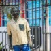 Estátua de Chico Mendes é reerguida após protestos e polícia deve investigar o caso