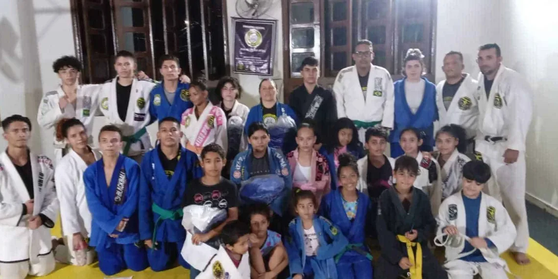 Projeto social 'Combate Pelo Bem' oferece aulas de Jiu-Jitsu para jovens carentes, em Rio Branco