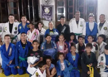 Projeto social 'Combate Pelo Bem' oferece aulas de Jiu-Jitsu para jovens carentes, em Rio Branco