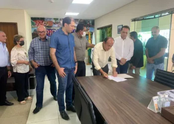 Bocalom assina decreto de incentivo às compras públicas de empresas locais