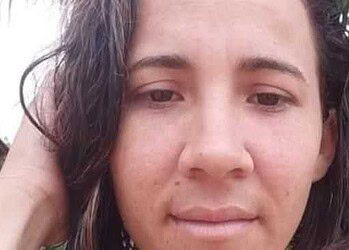 Mulher é degolada e corpo é encontrado por vizinho no quintal de casa, em Plácido de Castro