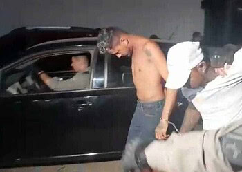 Dupla armada invade casa e leva vítima para fazer saques e compras em loja; atendente percebeu ação e aciononou a polícia