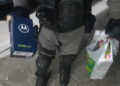Dupla armada invade casa e leva vítima para fazer saques e compras em loja; atendente percebeu ação e aciononou a polícia