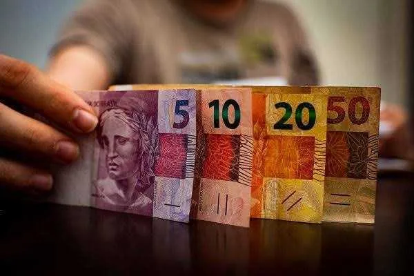 Salário mínimo deveria ser de mais de R$ 6 mil, aponta pesquisa do Dieese