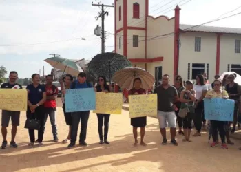 Moradores do Jordão protestam contra alto preço de passagem aérea; Ida e volta para Rio Branco custa R$ 1,5 mil por pessoa