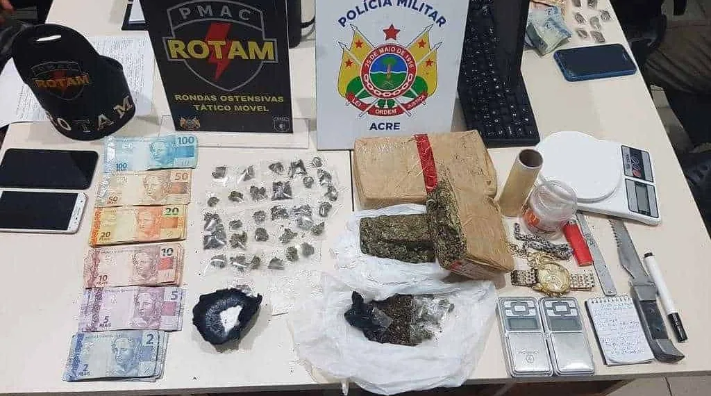 Os traficantes mantinham posse de cerca de 38 papelotes de 'Skank', 3 tijolos de 'Skank' enterrados de aproximadamente 1.800 kg, dois sacos de cocaína, 2 balanças de precisão e uma quantia em dinheiro totalizando R$ 762.00, possivelmente oriundo do tráfico.