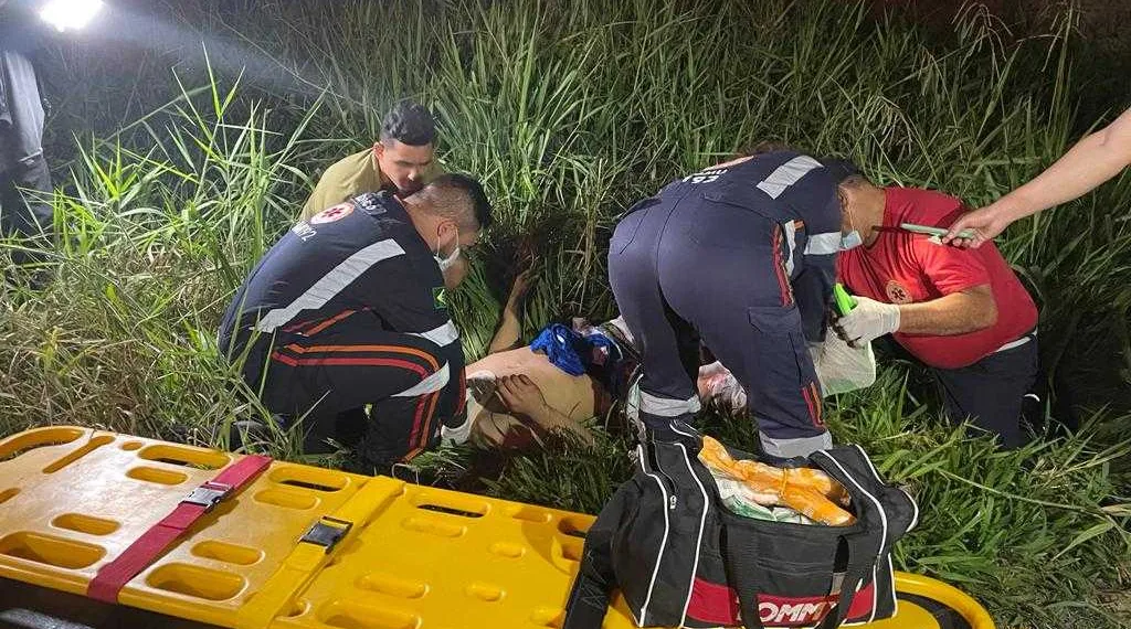 Com o impacto da batida, uma das pernas do jovem ficou dilacerada (Foto: Cedida)