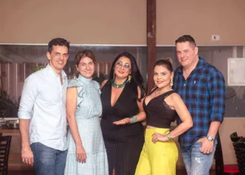 Zayra Ayache recebeu convidados seletos para comemorar seu aniversário no Elcio Restaurante no último dia 12