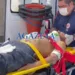 Após sofrer descarga elétrica, homem cai de seis metros de altura e corta a cabeça