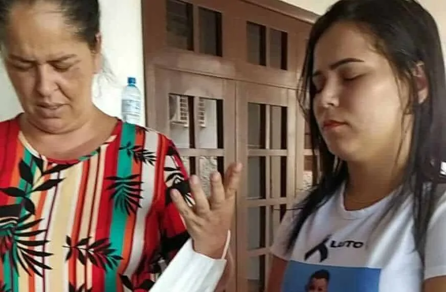 Mães de bebês que morreram por síndrome respiratória rezam, na Casa Civil, antes do resultado de sindicância da Sesacre
