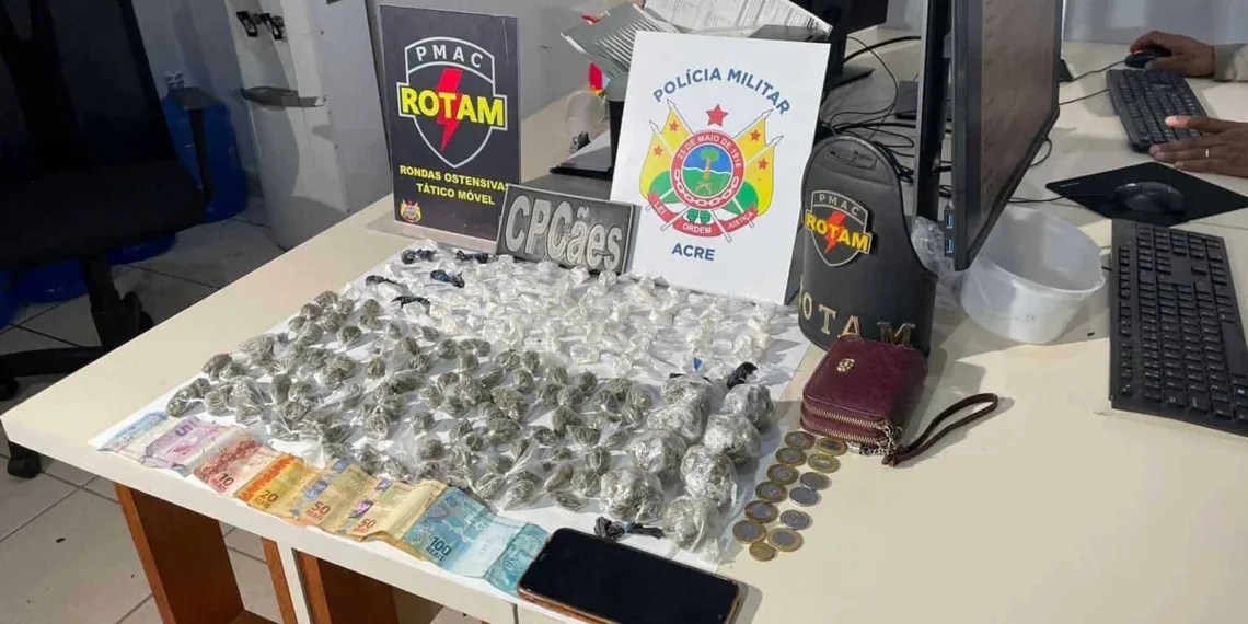 Cão farejador da PM encontra drogas escondidas dentro de latas enterradas e mulher é presa