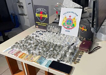 Cão farejador da PM encontra drogas escondidas dentro de latas enterradas e mulher é presa