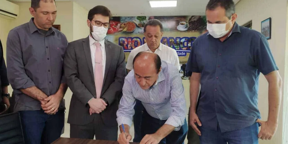 Bocalom sanciona lei para combater furto, roubo e receptação de cabos e materiais elétricos na capital