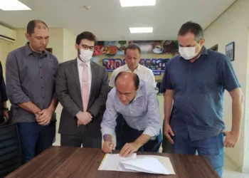 Bocalom sanciona lei para combater furto, roubo e receptação de cabos e materiais elétricos na capital