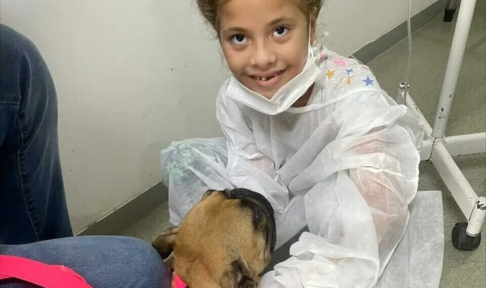 Cães terapia auxiliam no tratamento de crianças internadas no Hospital da Criança em Rio Branco