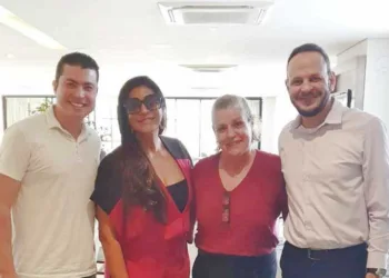 O Gestor Simão Neto com Beth Passos e assessores comemorando a avaliação de melhores acomodações TripAdvisor do Acre