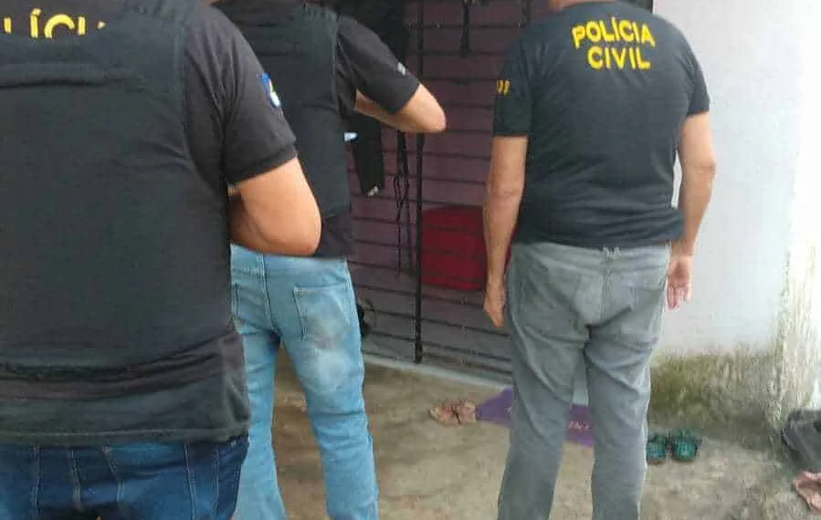 No endereço de cumprimento do mandado, dezenas de cartões de crédito foram apreendidos e suspeitos foram interrogados. (Foto: Ascom/PC)