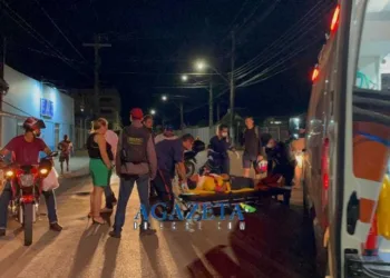 Em Rio Branco, motociclista colide contra caixa de 'papa entulho' e fica gravemente ferido