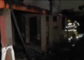 Jovem morre após ter casa invadida por criminosos na Baixada da Sobral; suspeitos atearam fogo em três residências